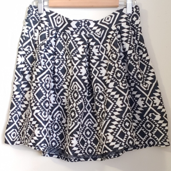 Xhilaration Black and White Mez Tech Skirt Large - Picture 1 of 4